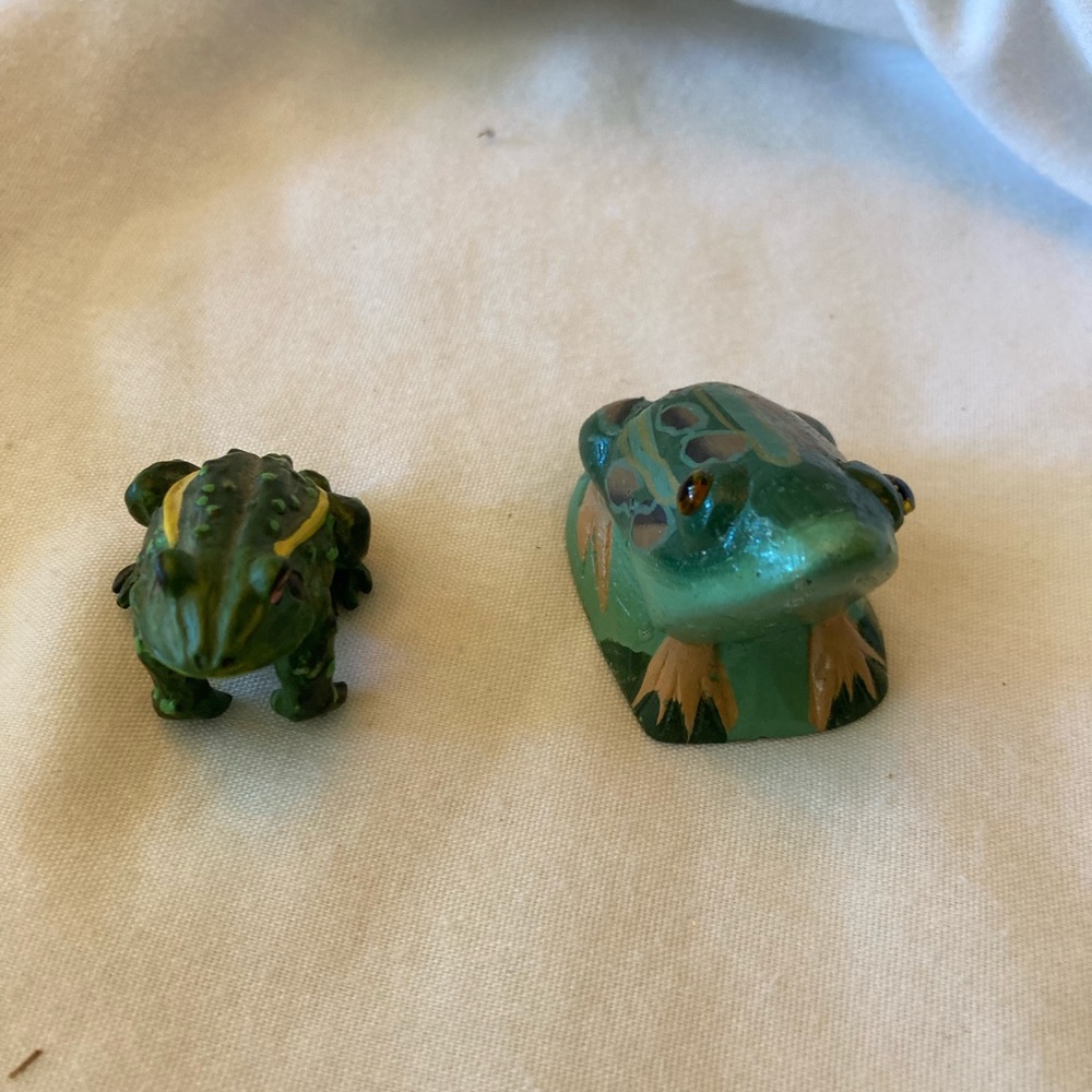 Cute Pair of Frog Figurines